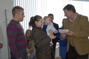El alcalde entrega un Cheque Bebé. Europa Press